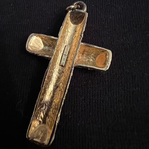 Tree bark, log cut styling on a gold plated sterling Crucifix - Picture 2 of 7